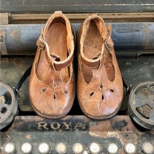 Mary Janes / Sweet Vintage Brown Leather Shoes